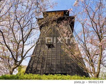 新川千本桜と新川西水門広場の火の見櫓(東京都江戸川区) 新川千本桜と新川西水門広場の火の見櫓(東京都江戸川区) 96482149