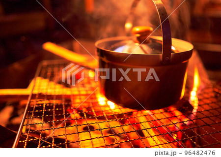 夜の焚き火と飯盒炊爨 キャンプ 96482476