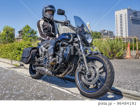 大型アメリカンバイクで横浜をツーリングする女性ライダー 96484191