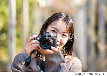 写真を撮る女性 写真を撮る女性 96484781