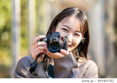 写真を撮る女性 96484782