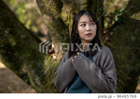 アンニュイな雰囲気の女性 アンニュイな雰囲気の女性 96485769