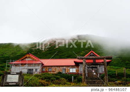 加賀白山 白山室堂の白山神社と御前峰 加賀白山 白山室堂の白山神社と御前峰 96486107