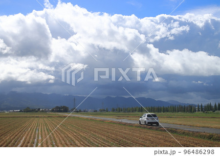 車とのどかな風景 96486298