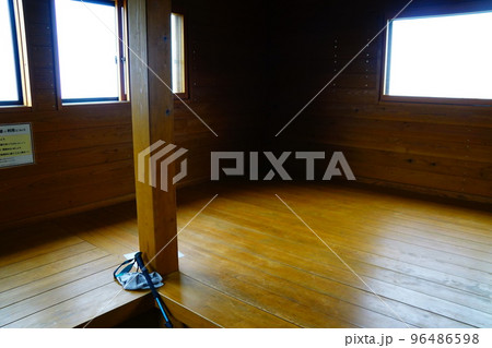 加賀白山　観光新道　殿ヶ池避難小屋　内部 96486598