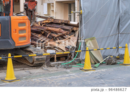 解体工事 木造家屋の廃木材を処理する重機 解体工事 木造家屋の廃木材を処理する重機 96486627