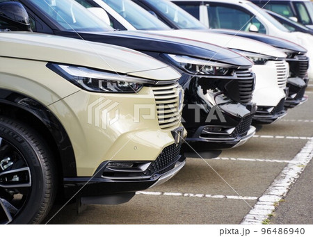 自動車イメージ 販売店に並ぶ車 ホンダヴェゼル 自動車イメージ 販売店に並ぶ車 ホンダヴェゼル 96486940