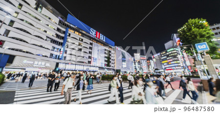 JR池袋駅前　人々が行きかう交差点【東京都・豊島区】 96487580
