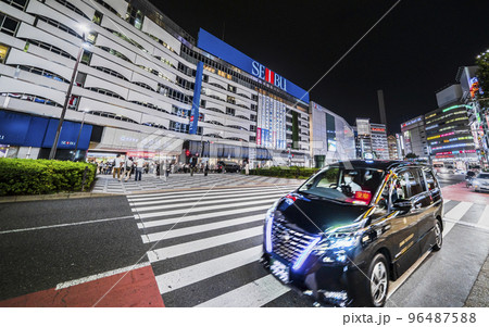 JR池袋駅東口の都市夜景【東京都・豊島区】 96487588