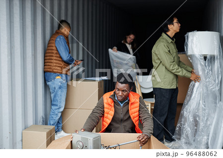 Unloading shipping container 96488062
