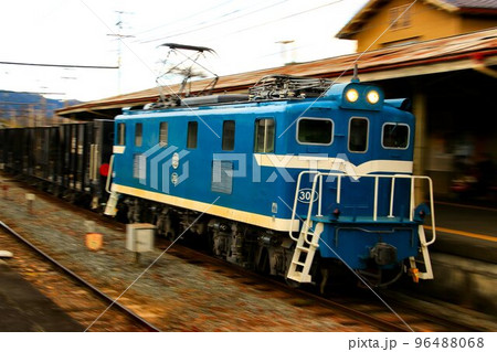 紅葉の秩父路… 貨物車牽引に大活躍する電気機関車 96488068