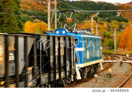 紅葉の秩父路… 貨物車牽引に大活躍する電気機関車 紅葉の秩父路… 貨物車牽引に大活躍する電気機関車 96488069