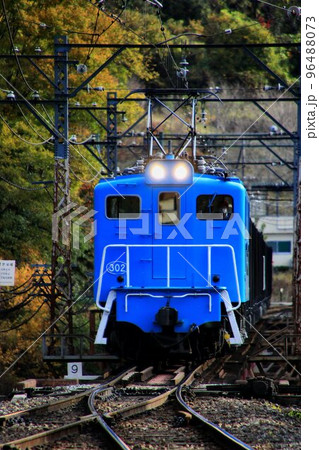 紅葉の秩父路… 貨物車牽引に大活躍する電気機関車 96488073