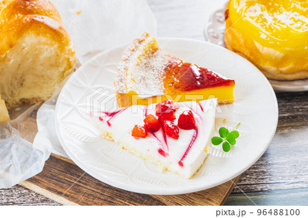 二種類のショートケーキとパン 二種類のショートケーキとパン 96488100