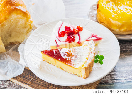 二種類のショートケーキとパン 96488101