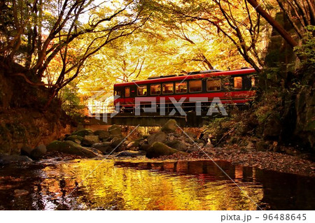 紅葉の渓流を眺めつつ奥鬼怒路を行く…龍王峡駅にて『快速AIZUmountExpress』 96488645