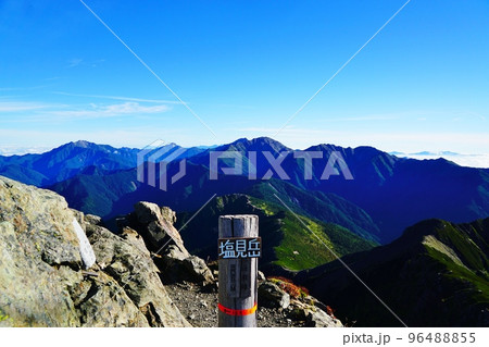 南アルプス 塩見岳山頂からの白峰三山と甲斐駒仙丈 南アルプス 塩見岳山頂からの白峰三山と甲斐駒仙丈 96488855