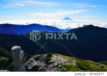 南アルプス　塩見岳山頂と富士山 96488857