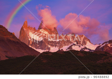パタゴニア地方のフィッツ・ロイ山の朝焼け雲 パタゴニア地方のフィッツ・ロイ山の朝焼け雲 96488892