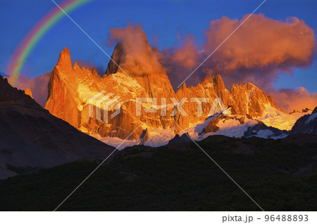 パタゴニア地方のフィッツ・ロイ山の朝焼け雲 96488893