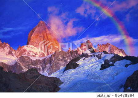 パタゴニア地方のフィッツ・ロイ山の朝焼け雲 96488894