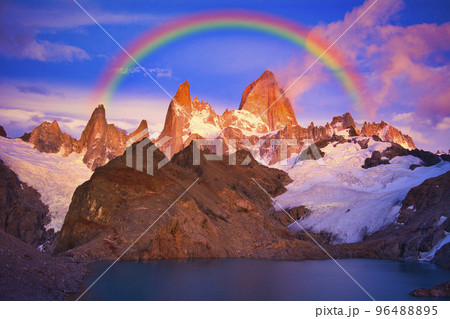 パタゴニア地方のフィッツ・ロイ山の朝焼け雲 96488895