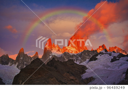 パタゴニア地方のフィッツ・ロイ山の朝焼け 96489249