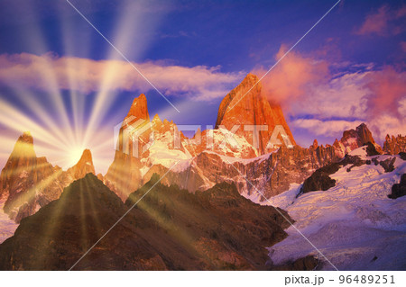 パタゴニア地方のフィッツ・ロイ山の朝焼け 96489251