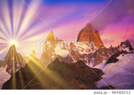 パタゴニア地方のフィッツ・ロイ山の朝焼け 96489252