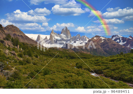 パタゴニア地方のフィッツ・ロイ山の雄姿 パタゴニア地方のフィッツ・ロイ山の雄姿 96489451