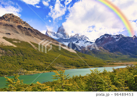 パタゴニア地方のフィッツ・ロイ山の雄姿 96489453