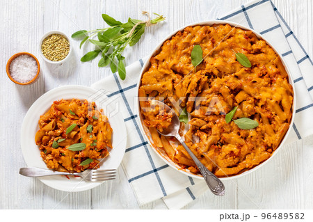 Whole wheat pasta bake with ground beef and cheese 96489582
