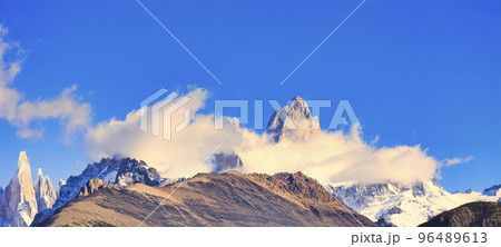 パタゴニア地方のフィッツ・ロイ山の雄姿 96489613