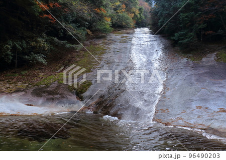 雪輪の滝　日本の滝百選　秋　（滑床渓谷　愛媛県） 96490203