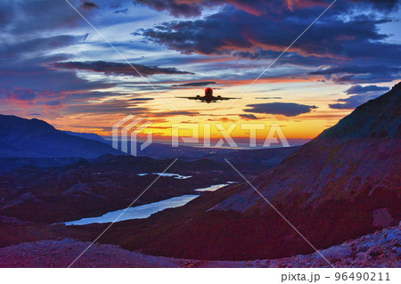 パタゴニア地方のフィッツ・ロイ上空を飛行する航空機 96490211