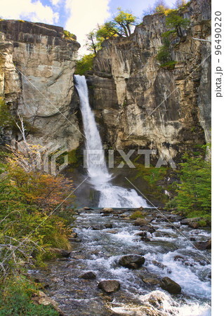 パタゴニア地方のフィッツ・ロイの渓谷 96490220