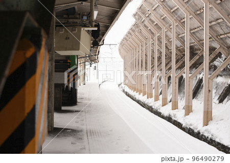 群馬県利根郡みなかみ町　雪の積もった水上駅	 96490279