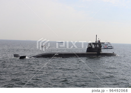 船と並走する海上自衛隊の潜水艦たいげい 船と並走する海上自衛隊の潜水艦たいげい 96492068