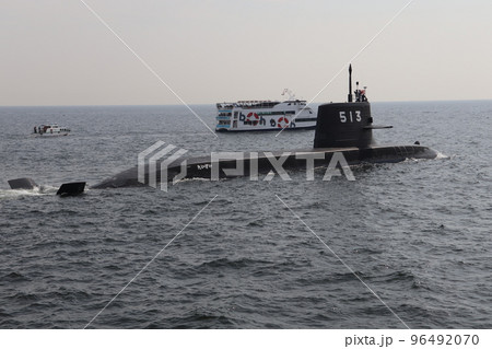 民間船と航行する海上自衛隊の潜水艦たいげい 民間船と航行する海上自衛隊の潜水艦たいげい 96492070