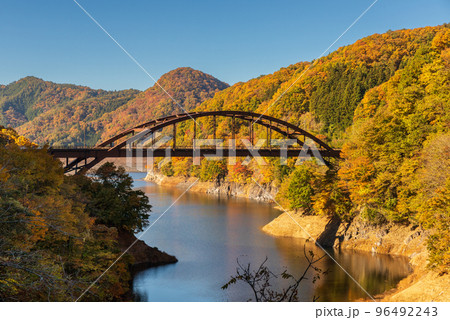 奥昇仙峡 荒川ダム 能泉湖の紅葉 96492243