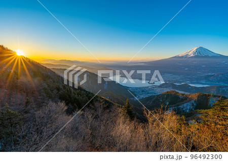 【富士山素材】新道峠から見る朝焼けの富士山【山梨県】 96492300