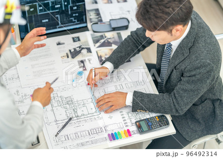 大手ゼネコンの現場事務所で図面納まりを確認し仕上げの指示をする設計事務所の一級建築士工事監理者 大手ゼネコンの現場事務所で図面納まりを確認し仕上げの指示をする設計事務所の一級建築士工事監理者 96492314