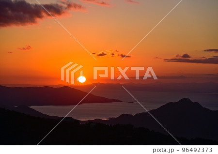 伊豆スカイライン池の向よりの夕日 96492373