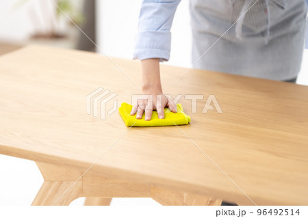 食卓を拭き掃除している女性 96492514