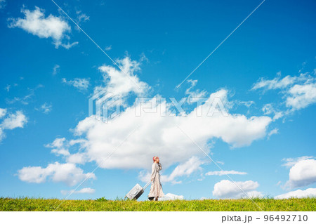 キャリーバックを持ったピンク色の髪の女性 キャリーバックを持ったピンク色の髪の女性 96492710