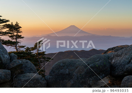 秋の国師ヶ岳から夜明けの富士山 96493035