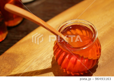 新鮮で栄養価の高いマヌカハニー 96493163