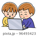 ノートパソコンを使っている2人の子ども 96493423