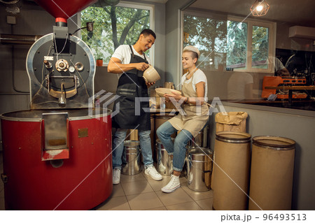 Couple of joyous roast masters working together 96493513
