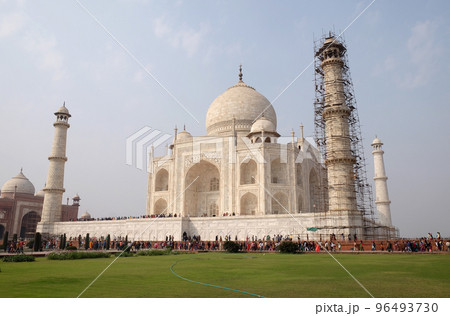 Taj Mahal (Crown of Palaces), an ivory-white marble mausoleum in Agra, Uttar Pradesh, India 96493730